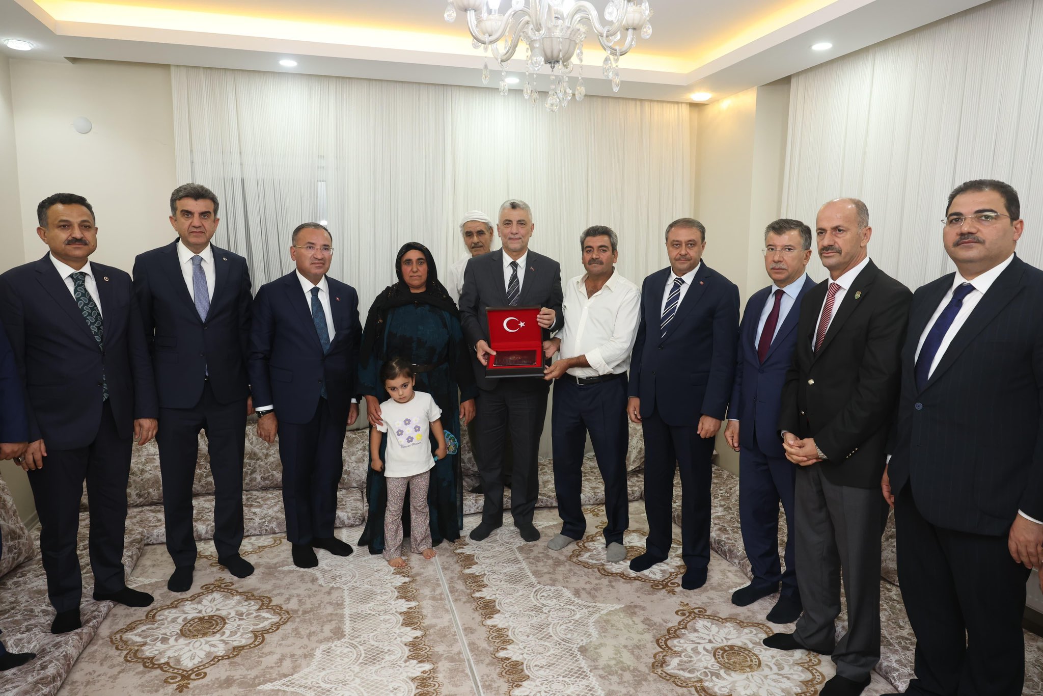 ticaret-bakani-omer-bolattan-urfali-sehit-huseyin-korocun-ailesine-ziyaret-0